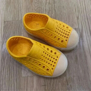 🌟 Glow in the dark Yellow Natives Size 5